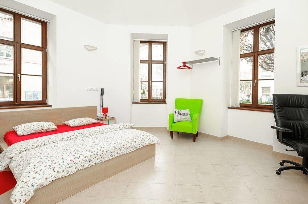 Ginosi Elema Apartel Praga Esterno foto